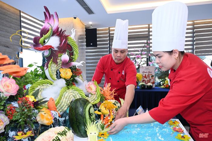 Không chỉ với nguyên liệu tươi, chế biến đặc sắc; các món ăn được trang trí đẹp mắt, sáng tạo, sử dụng nguyên liệu củ, quả tạo hình thành các bông hoa, loài vật...