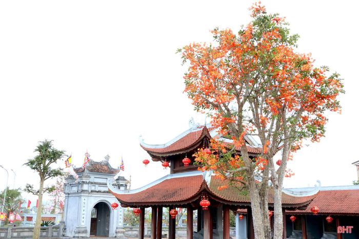 Bên cạnh kiến trúc cổ kính, không gian bên trong khuôn viên Văn Miếu - nơi diễn ra các hoạt động của lễ hội cũng được trang trí nhiều màu sắc bắt mắt, ấn tượng. Theo kế hoạch, tại lễ hội Văn Miếu, ngoài phần tế lễ thì còn diễn ra nhiều hoạt động văn hóa, trò chơi dân gian như: kéo co, cờ thẻ, trưng bày sách báo, thư pháp, cho chữ cầu may...