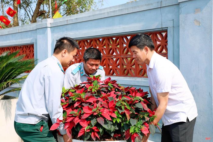  Để đảm bảo lễ hội diễn ra tôn nghiêm, trang trọng, đúng nghi thức truyền thống, đồng thời tạo không gian văn hóa đặc sắc, UBND phường Thành Sen xây dựng kế hoạch bài bản, chuẩn bị chu đáo các điều kiện, tổ chức triển khai đồng bộ các hoạt động của lễ hội. Trong ảnh: Cán bộ Trung tâm Dịch vụ tổng hợp phường Thành Sen chỉnh trang không gian, chuẩn bị các điều kiện tổ chức lễ hội. 