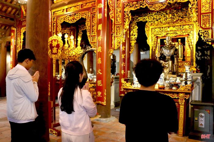 Nhiều người dân trên địa bàn phường Thành Sen, nhất là các bạn trẻ ngày càng quan tâm đến lễ hội và xem Văn Miếu là địa chỉ ý nghĩa để dâng hương, bày tỏ lòng thành kính, tri ân các bậc hiền tài cũng như hướng về cội nguồn truyền thống hiếu học.