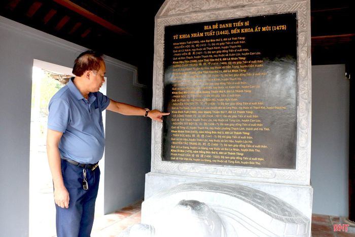  Ông Phan Xuân Vỹ - Bí thư Chi bộ TDP Vĩnh Hòa chia sẻ: "Tôi tự hào là người con được sinh ra, lớn lên trên mảnh đất truyền thống văn hóa, lịch sử. Trên địa bàn TDP có 3 di tích lịch sử - văn hóa cấp tỉnh: Điện trung của bà con nhân dân tổ dân phố Vĩnh Hòa, Nhà thờ họ Trương Quang, đặc biệt là Văn Miếu. Hằng năm, tôi cùng liên đoàn cán bộ tổ dân phố đẩy mạnh công tác tuyên truyền, kêu gọi bà con tham gia vào các hoạt động của lễ hội; động viên các dòng họ tổ chức các hoạt động khuyến học, khuyến tài, giáo dục truyền thống hiếu học cho thế hệ trẻ, góp phần gìn giữ và phát huy giá trị văn hóa của quê hương". 