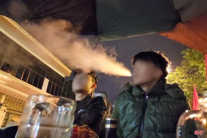 Dù mới học lớp 10 nhưng nam sinh vẫn phì phèo thuốc lá.