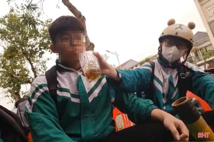Sau khi rít một hơi dài, một học sinh THCS rơi vào trạng thái không làm chủ được hành vi, phải nhờ sự hỗ trợ của bạn học và vài phút sau mới bình thường trở lại.