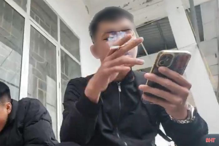 Với nhiều em, cầm trên tay điếu thuốc cũng chính là thước đo sự sành điệu, đẳng cấp.