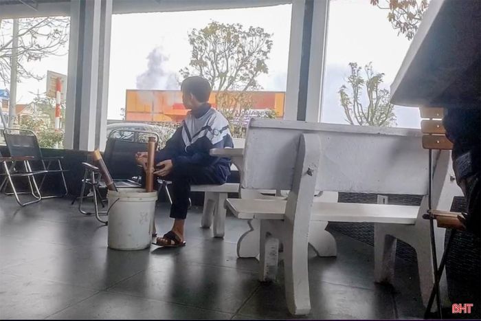 Việc các em học sinh đang "say sưa" trong khói thuốc diễn ra ở nhiều nơi...
