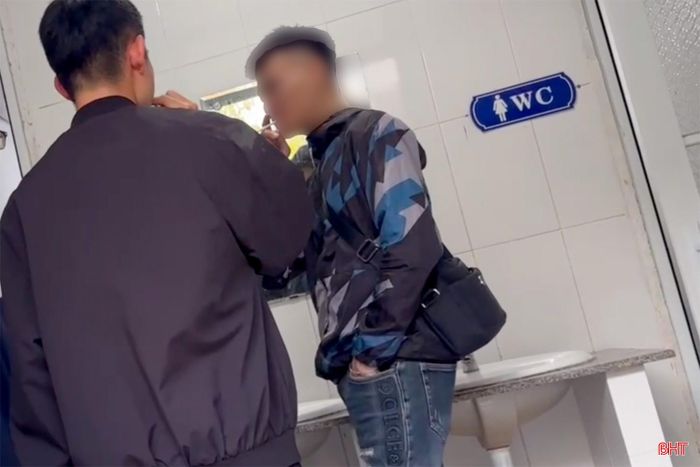 Học sinh lén lút hút thuốc trong nhà vệ sinh...