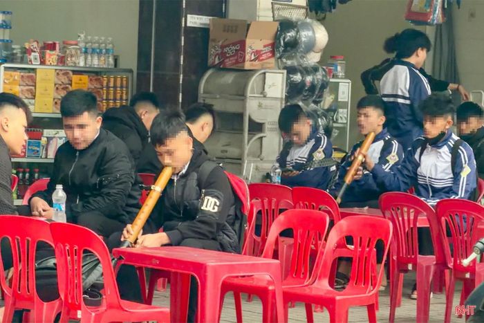 Trên vai nhiều học sinh là cặp sách, trên tay là điếu cày.