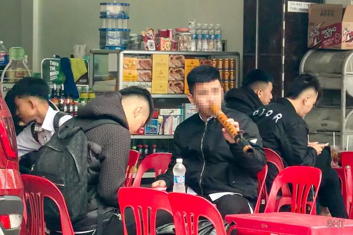 Điếu cày chuyền tay nhau, mơ màng trong khói thuốc là hình ảnh xấu ở lứa tuổi học trò.