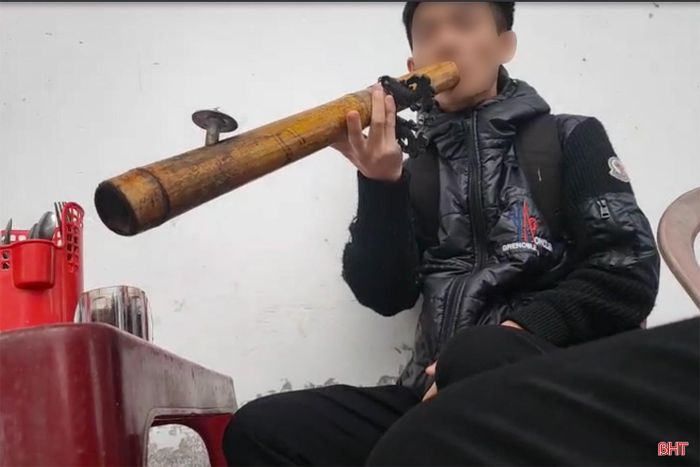 Với một số em học sinh, bữa sáng chỉ cần thuốc lào chuyền tay nhau và một chai nước ngọt.