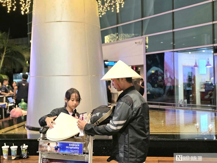 Du khách quốc tế trên chuyến bay từ Bali hào hứng khám phá Đà Nẵng ngay khi vừa hạ cánh.