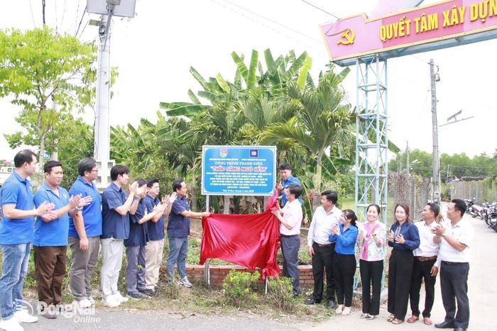 Đại diện cấp ủy, chính quyền, Ủy ban MTTQ Việt Nam phường, Đoàn phường Tân Triều và Công ty TNHH Changshin Việt Nam thực hiện nghi thức khánh thành công trình thanh niên. Ảnh: Nga Sơn