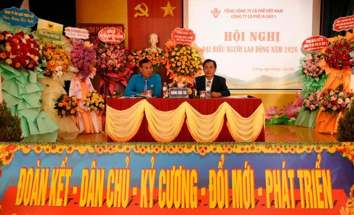 Ban Giám đốc Công ty chủ trì hội nghị. Ảnh: Đinh Yến