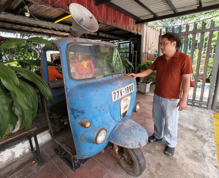  Anh Trần Cao Tuấn Vũ dành không gian trung tâm quán cà phê Hợp Tác Xã 1990 (621 Nguyễn Thái Học, phường Quy Nhơn Nam) để trưng bày đầu xe lam cũ. Ảnh: H.T 