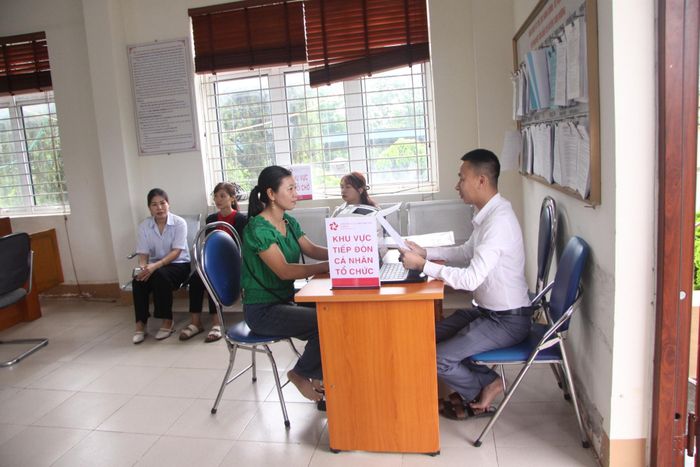 Cán bộ và người dân Lai Châu ứng dụng trí tuệ nhân tạo vào cập nhật thông tin.