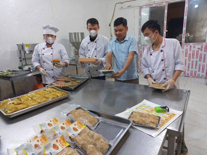 Hợp tác xã Nông - Công nghiệp và Thương mại - Du lịch Than Uyên (xã Khoen On) chú trọng quy trình chế biến sản phẩm từ cá đảm bảo an toàn thực phẩm và nâng cao chất lượng, mẫu mã bao bì.