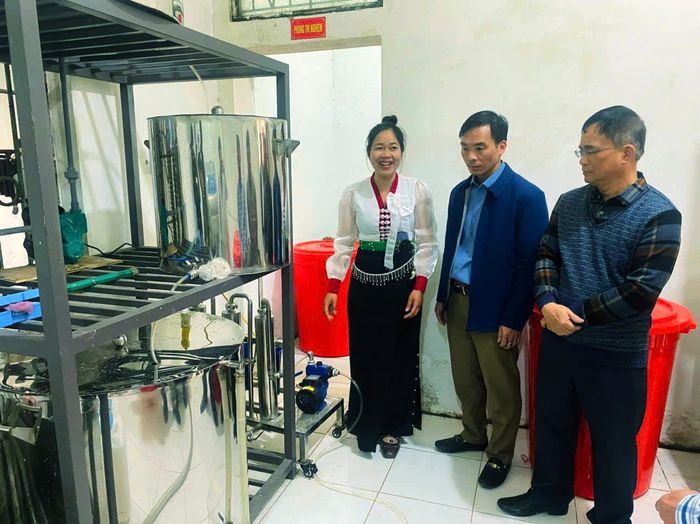 Lãnh đạo Liên minh Hợp tác xã tỉnh thăm khu sản xuất, chế biến của Hợp tác xã Thuốc Nam 24/7 (xã Mường Than).