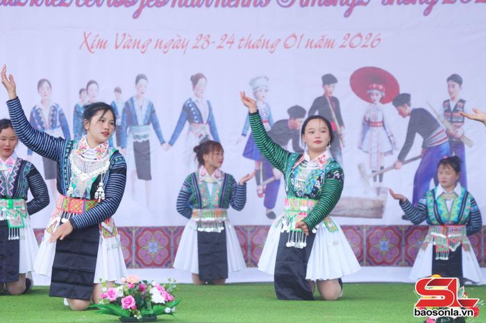 Thiếu nữ Mông duyên dáng trong những điệu múa truyền thống.