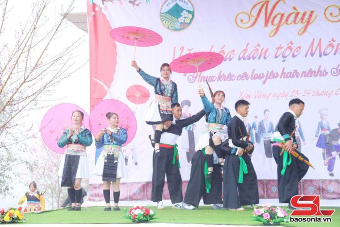 Điệu múa ô truyền thống của đồng bào Mông xã Xím Vàng.