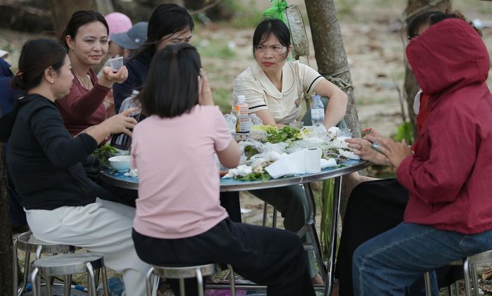 Tiếng lành đồn xa, người dân trong vùng, lái xe vãng lai hay thậm chí là khách du lịch rủ nhau tìm về Hải Châu ăn cá trích nướng, gỏi cá trích.
