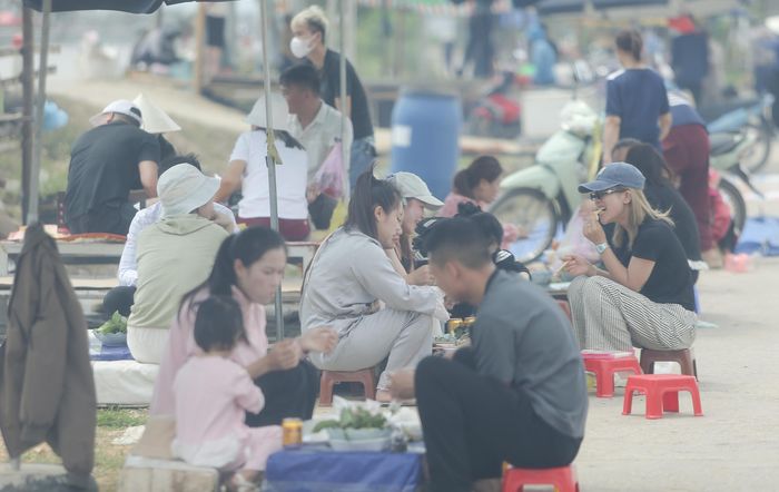 Những ngày này, không chỉ dưới bờ biển mà dọc tuyến đường gom và một số đường dẫn từ dưới biển lên tuyến đường ven biển đoạn qua xã Hải Châu, người dân đông vui như hội.