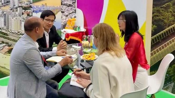 Các đối tác tham quan và tìm kiếm cơ hội hợp tác tại gian hàng du lịch Đà Nẵng
