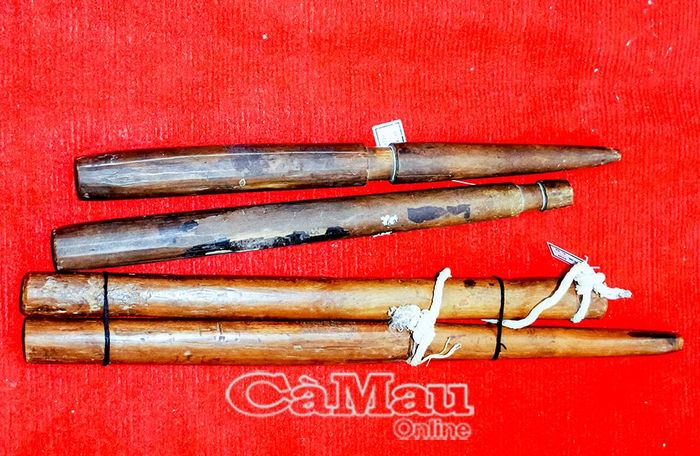 Cặp đập lúa là một trong những dụng cụ thô sơ dùng để tuốt lúa.
