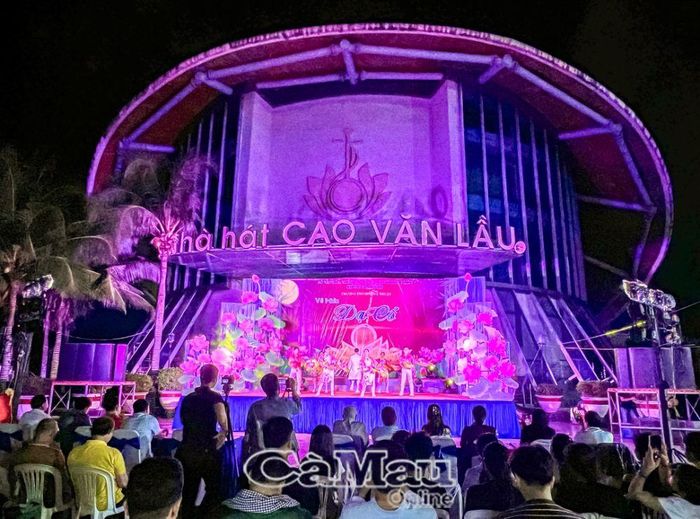 Trong thời gian công trình xuống cấp, Nhà hát Cao Văn Lầu duy trì hoạt động biểu diễn nghệ thuật trước khu vực sảnh, thu hút khán giả.