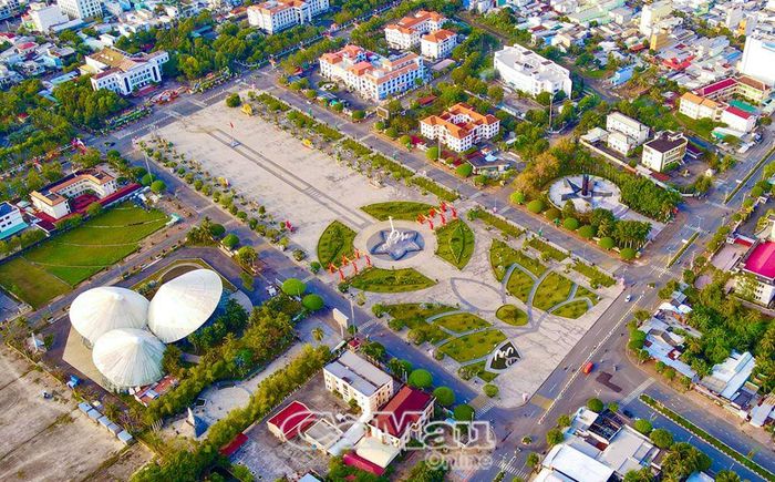 Nhà hát 3 nón lá góp phần tạo quần thể kiến trúc độc đáo cho Quảng trường Hùng Vương.