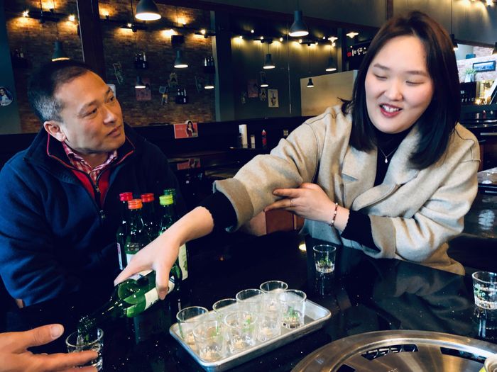 Người Hàn Quốc xem trọng thứ bậc trên bàn nhâu. Cấp dưới hoặc người ít tuổi sẽ rót cho bề trên. (Ảnh: Kuow)