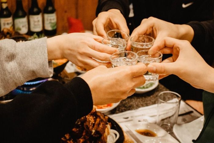 Bên cạnh việc rót rượu, người Hàn Quốc cũng có văn hóa gắp đồ ngon cho nhau. (Ảnh: KoreanTimes)