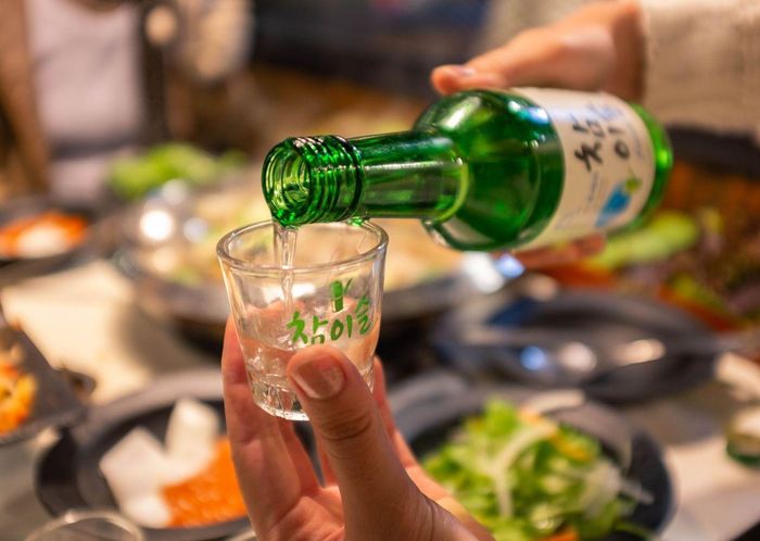 Việc tự rót rượu bị xem là khiếm nhã, thiếu kết nối, quan tâm người xung quanh. (Ảnh: Kuow)