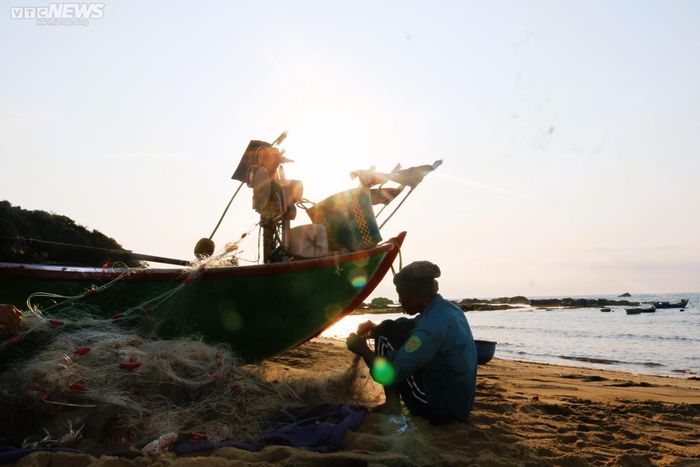 Sinh kế biển lung lay, nhiều đàn ông làng chài lựa chọn đan lưới đánh bắt, bám biển trên những con tàu cá nhỏ gần bờ.