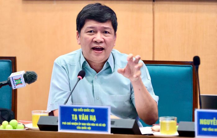 Đại biểu Quốc hội Tạ Văn Hạ, Phó Chủ nhiệm Ủy ban Văn hóa và Xã hội của Quốc hội phát biểu. Ảnh: Đình Hiệp