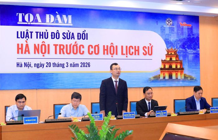 Phó Tổng Biên tập Báo Tiền Phong Nguyễn Ngọc Tiến phát biểu khai mạc Tọa đàm. Ảnh: Đình Hiệp