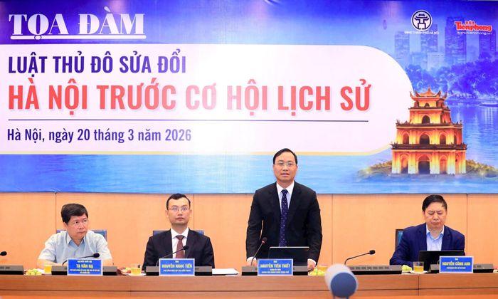 Chánh Văn phòng UBND thành phố Hà Nội Nguyễn Tiến Thiết phát biểu đề dẫn Tọa đàm. Ảnh: Đình Hiệp