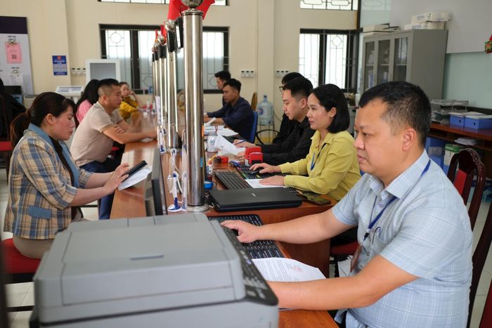 Nâng cao hiệu quả công tác cải cách hành chính, UBND xã Kim Anh tiếp tục đổi mới cơ chế “một cửa”, “một cửa liên thông” theo hướng hiện đại. Ảnh: Sỹ Hào