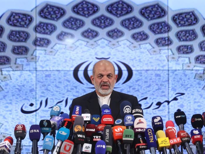  Tướng Ahmad Vahidi phát biểu trong một cuộc họp báo sau cuộc bầu cử quốc hội ở Tehran, tháng 3/2024. Ảnh: Reuters. 