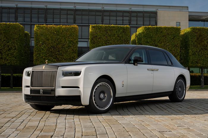  Trước nhu cầu của khách hàng, Rolls-Royce đã hủy bỏ kế hoạch trở thành một hãng xe thuần điện 100% vào năm 2030, và vẫn phân phối song song các dòng sản phẩm thuần điện và động cơ đốt trong. 