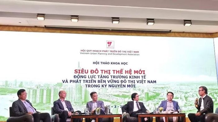  Các diễn giả tham dự phiên tọa đàm với chủ đề: “Kinh nghiệm quốc tế và bài học cho Việt Nam”. (Ảnh: Thanh Tâm) 