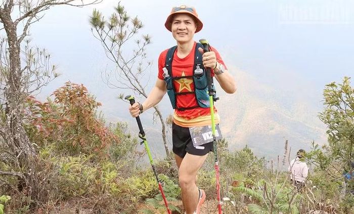Một vận động viên nam chinh phục cung đường dốc tại giải leo núi “Sơn tra SkyRace” 2026.