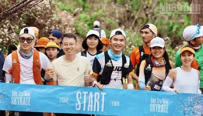 Các vận động viên tham gia giải leo núi “Sơn tra Sky Race” 2026 chuẩn bị xuất phát.
