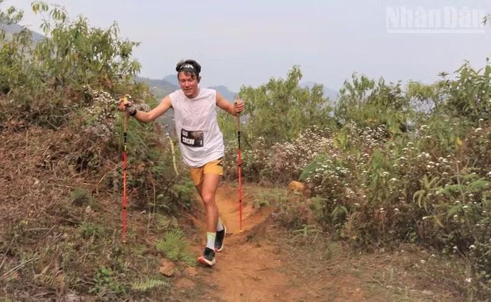 Vận động viên người Australia đang chinh phục một cung đường tại giải leo núi “Sơn tra SkyRace” 2026.