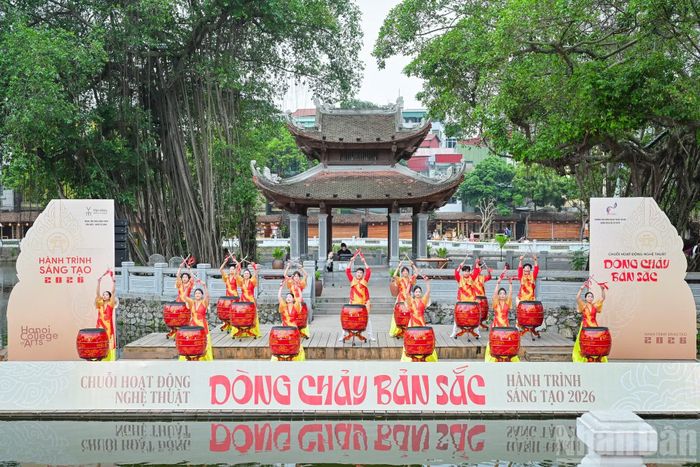 Tiết mục nghệ thuật khai mạc chuỗi hoạt động nghệ thuật "Dòng chảy bản sắc - Hành trình sáng tạo năm 2026”.