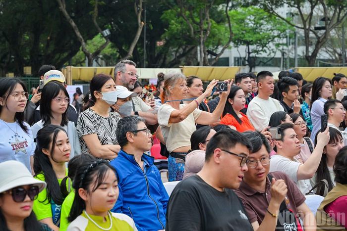 Chương trình thu hút sự chú ý của người dân và du khách tham quan quần thể Văn Miếu-Quốc Tử Giám.