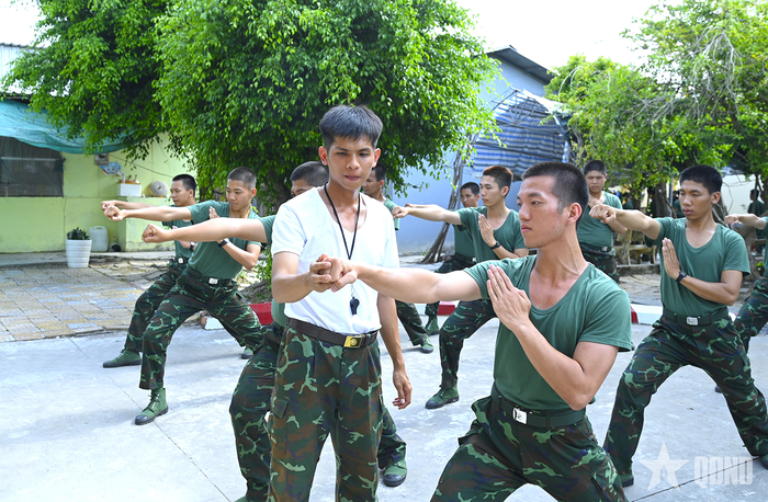  Chiến sĩ Nguyễn Tấn Lộc, Đại đội 1, Tiểu đoàn 1, Trung đoàn 894 được cán bộ Trung đội trưởng trực tiếp uốn nắn động tác. 
