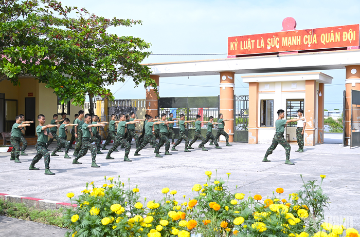  Mặc dù thời tiết nắng nóng, các chiến sĩ mới “Vượt nắng, thắng mưa, say sưa luyện tập” các bài võ thể dục sáng. 