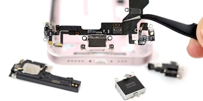 Cổng USB-C khó tháo rời hơn một tí.