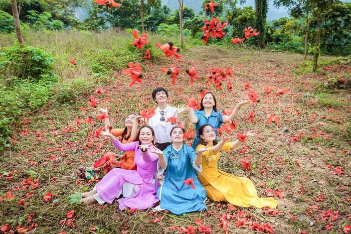 Du khách tranh thủ chụp hình lưu niệm bên bông hoa gạo tháng 3.
