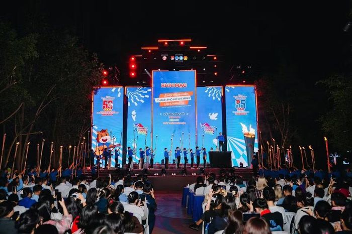 Nghi thức thắp đuốc truyền thống diễn ra tại lễ khai mạc.