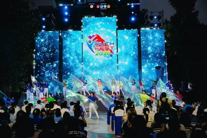 Đêm khai mạc diễn ra đầy màu sắc.
